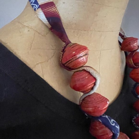Striking and versatile! Resin bead necklace with kantha style ribbon - Picture 5 of 6